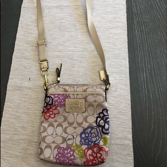 COACH Cross Body Purse in excellent condition! - Picture 1 of 4